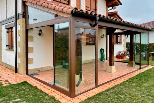 Cerramiento con puertas correderas - Cerramientos en Pamplona y Navarra