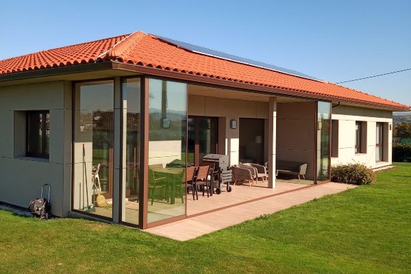 Cerramiento de porche al jardín - Cerramientos en Pamplona y Navarra Cerramiento de porche al jardín - Cerramientos en Pamplona y Navarra