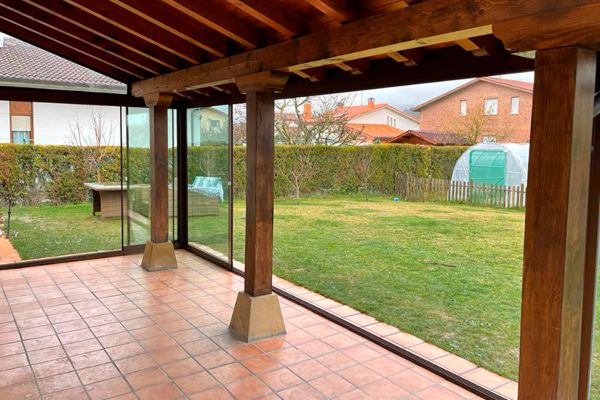 Cerramiento de porche de madera con cristales correderos - Cerramientos en Pamplona y Navarra
